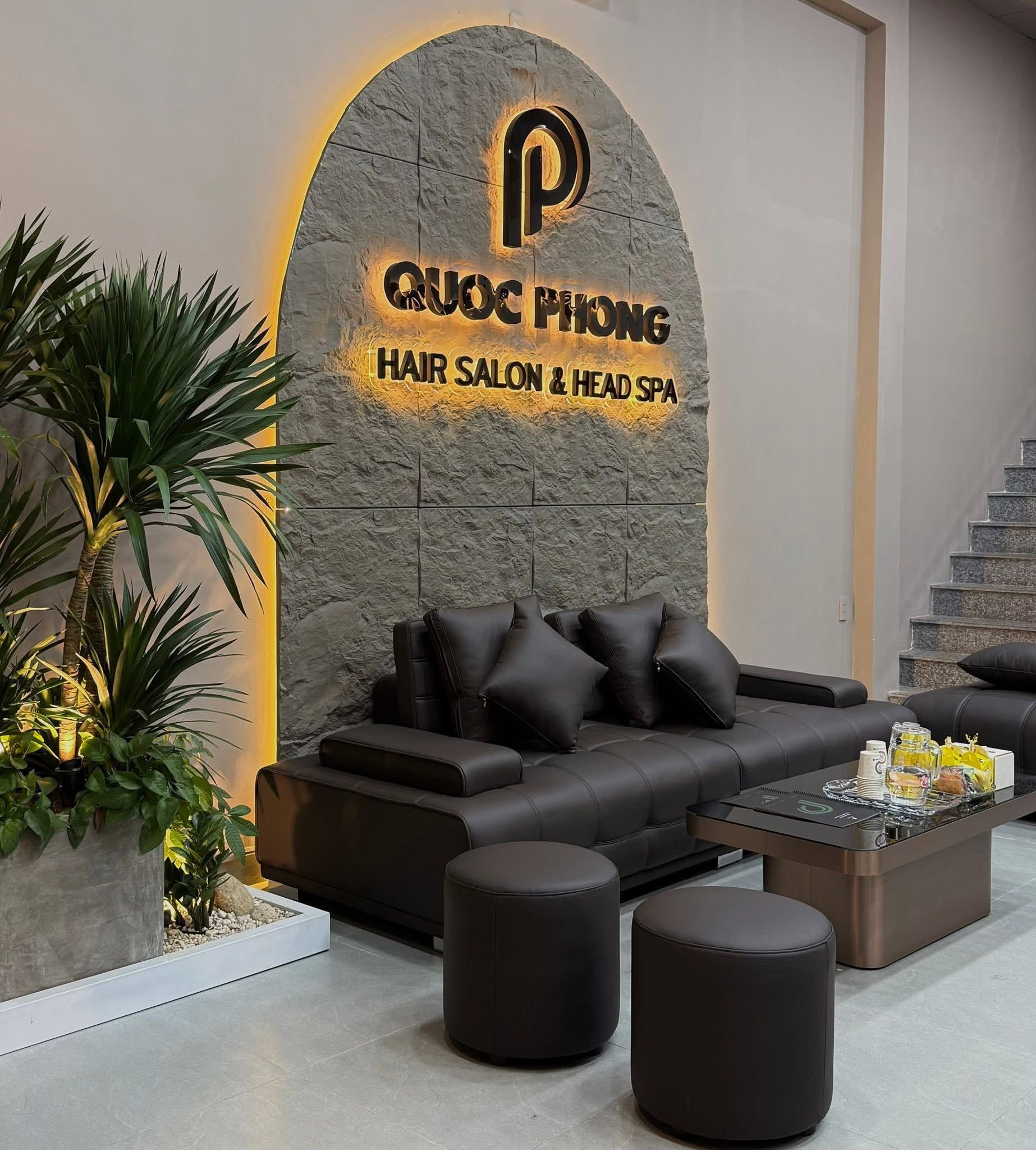 Reception lounge at Quoc Phong Hair Salon